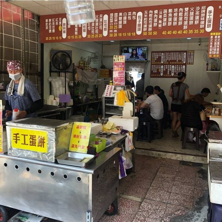 「傳統長北特製蛋餅專賣店」店面低調人氣高。
圖／FB/Blog：
舞食旅台灣。amos的走跳日常、IG@amos0716 提供