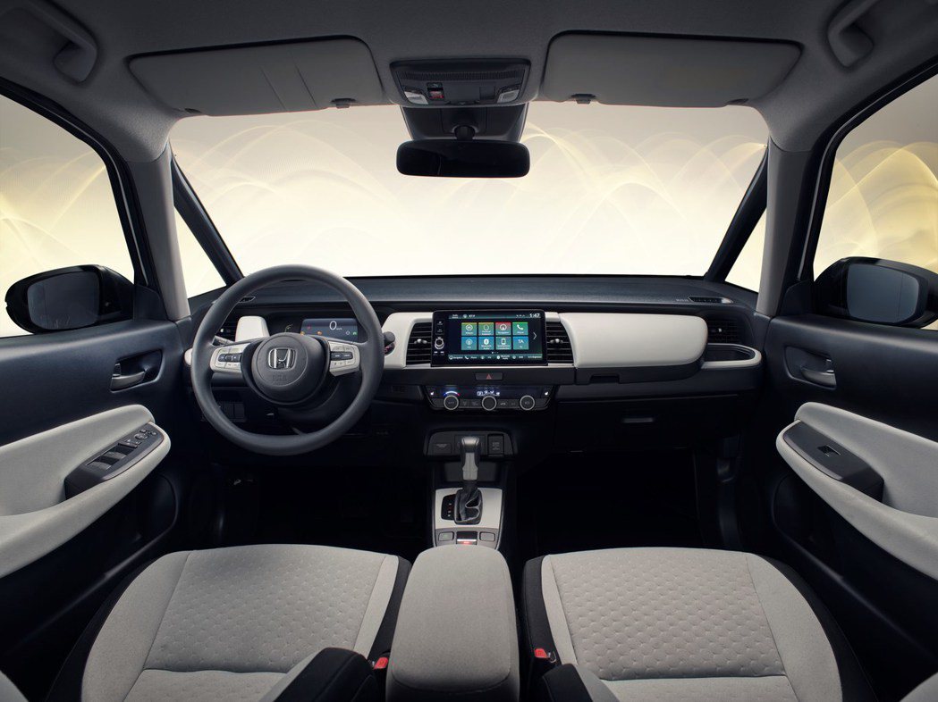 第四代Honda FIT車室變得相當簡約溫暖，中控螢幕另可支援Apple Car...