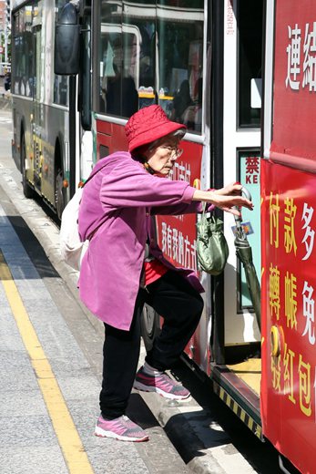 因應人口高齡化的台灣社會，現有的軟硬體對長者是否友善了呢？ 圖／聯合報系資料照