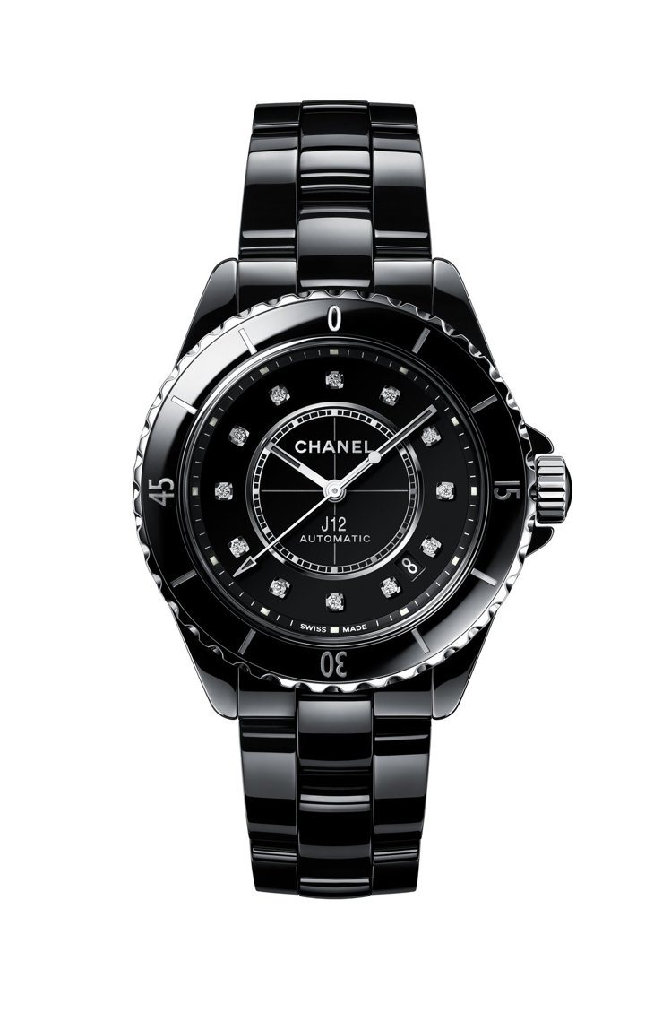 J12自動腕表，黑色抗磨精密陶瓷搭配精鋼表殼 ，22萬7,000。圖／香奈兒提供