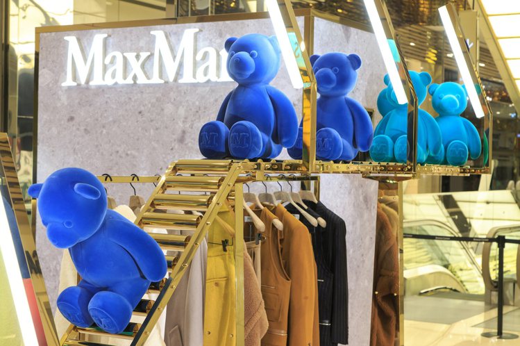 Max Mara微風信義「Bearing Gifts」快閃店，陳列以可愛的泰迪熊工廠輸送帶。圖／Max Mara提供