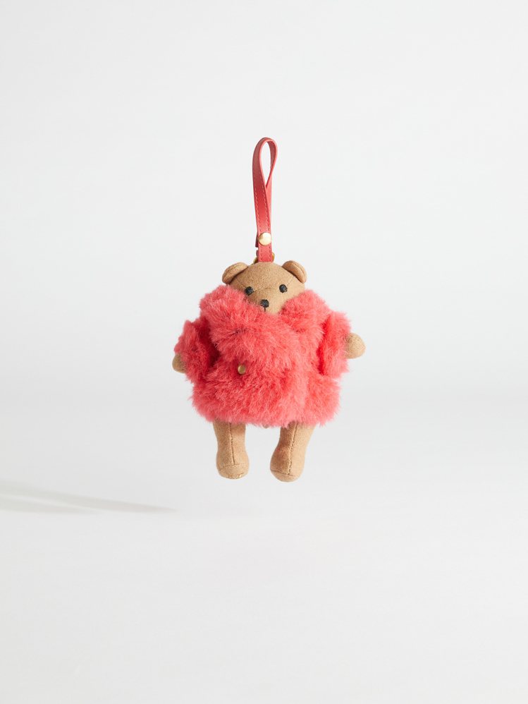 #MaxTheTeddy系列珊瑚紅色泰迪熊吊飾，售價10,800元。圖／Max Mara提供
