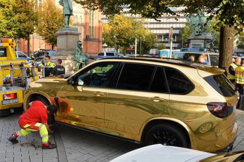 黃金BMW X5 M被扣車原因是 : 太Bling Bling閃亮亮了！