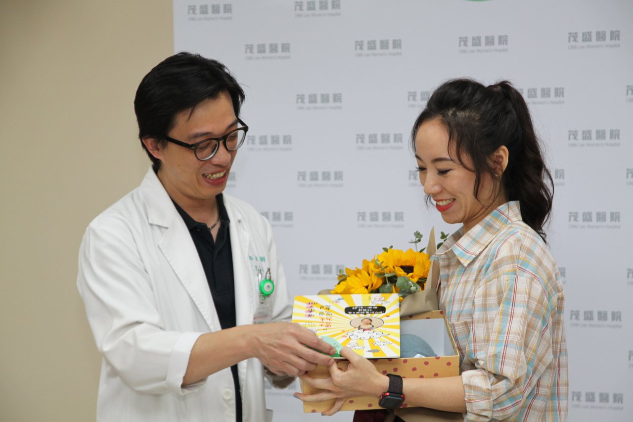 健身女教練邱小姐（右）術後恢復良好，醫師林于翔（左）送花祝福她。記者黃寅／攝影