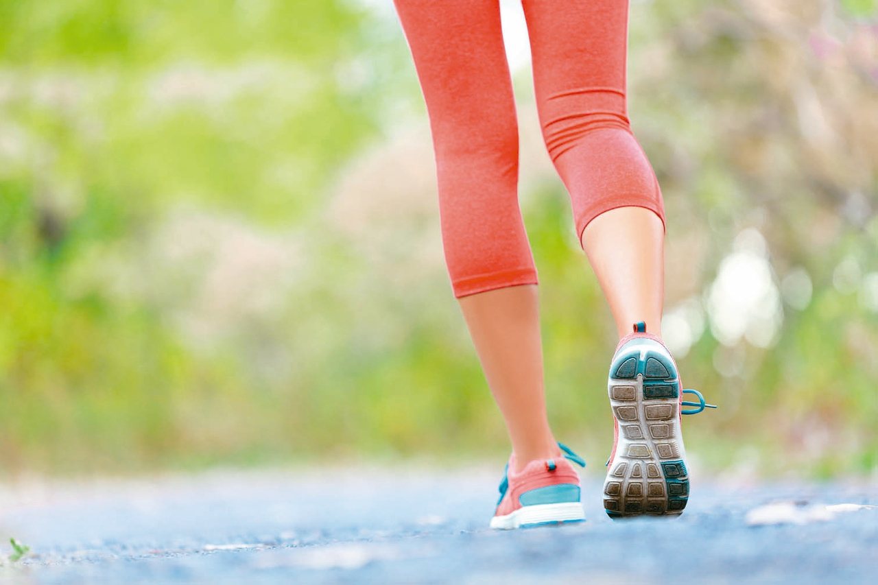 對熟齡人士來說，走路，尤其是快走，是最容易做到、持續，運動傷害也少的溫和運動。步伐多大？走多久效果最佳？穿什麼鞋走？但看似簡單的走路也有學問。