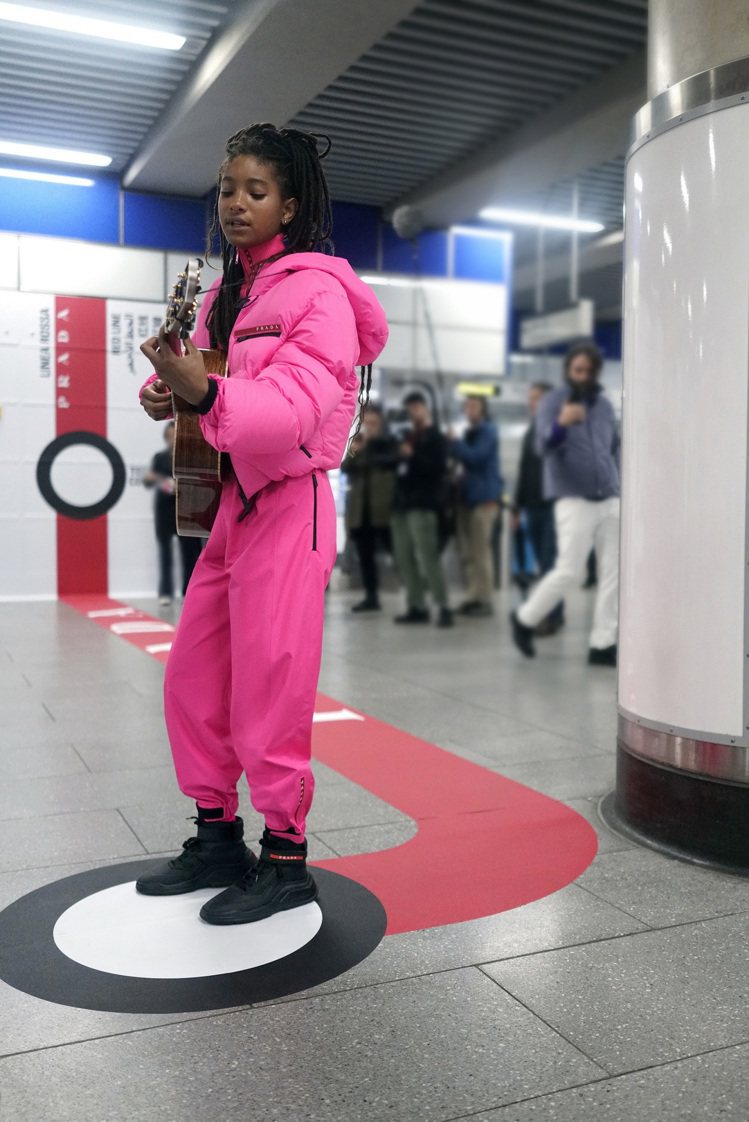 Prada本季特別攜手威爾史密斯的女兒薇洛史密斯拍攝形象照，選在倫敦地鐵中央線沿...
