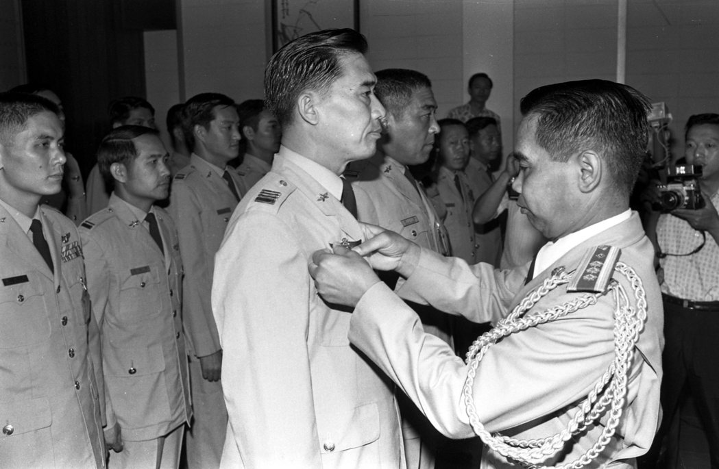1974年菲律賓駐華空官武官艾斯克德羅上校（右）代表菲律賓政府空軍總司令，在台北...