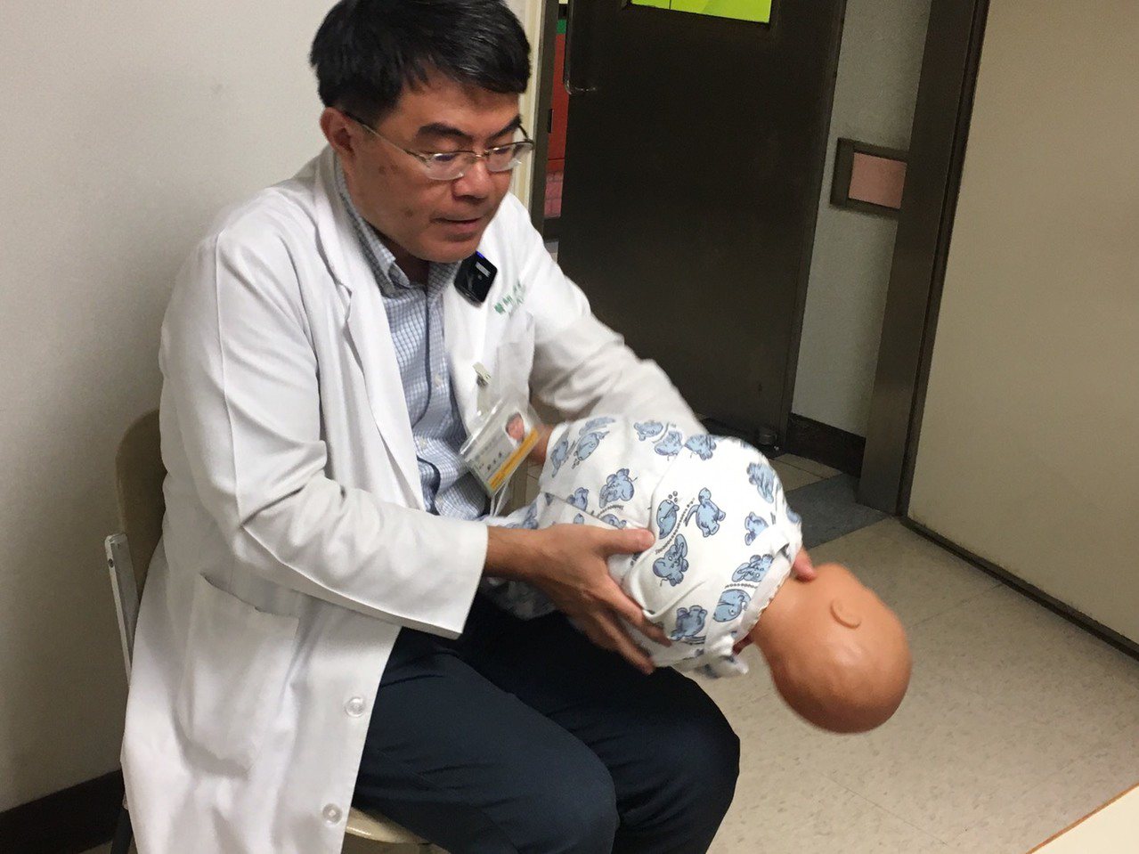 高雄長庚兒童加護病房主任郭玄章表示，幼兒萬一氣管被異物堵塞，可以先在背部拍打三下，再翻至正面於胸部位置拍三下，協助異物吐出。記者王昭月／攝影