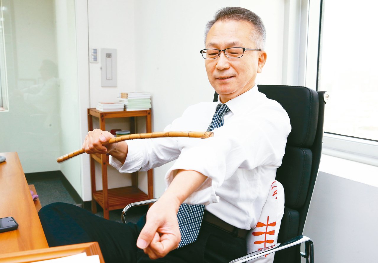 台北醫學大學公共衛生學系教授韓柏檉拍打身體，促進循環。