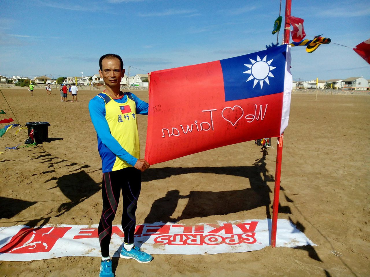 台灣知名超馬好手蔡萬春（見圖）治療失眠愛上超馬，2014年帶著國旗勇奪法國1190公里國際超馬賽亞軍。