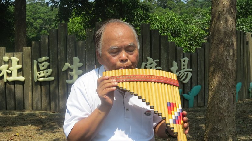 69歲商人蘇盛泉老來學樂器，獨當一面後四處表演，獨樂樂不如眾樂樂。 記者范榮達／...