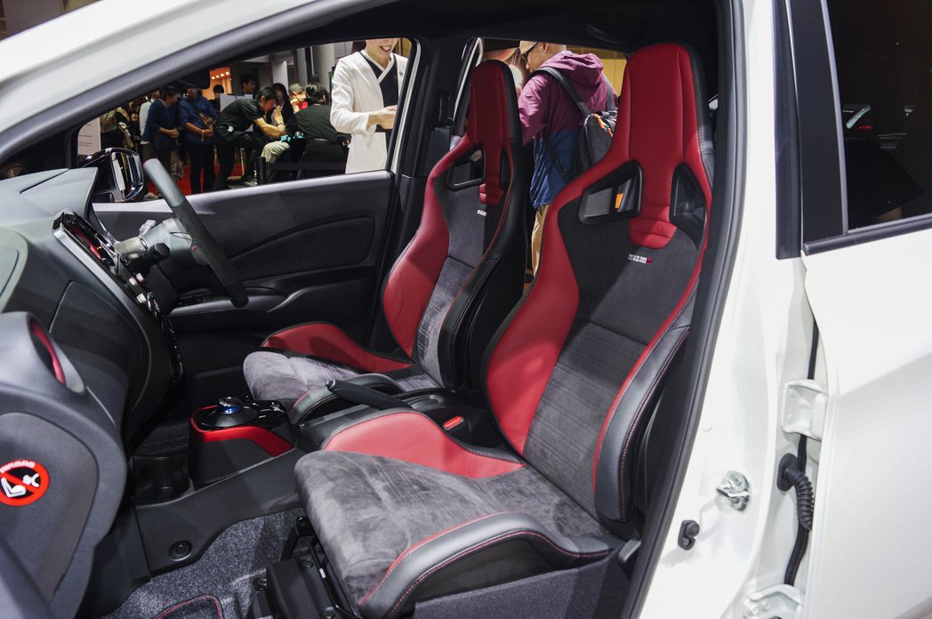 Note e-Power Nismo S內裝可選RECARO桶型雙前座椅。 記者...