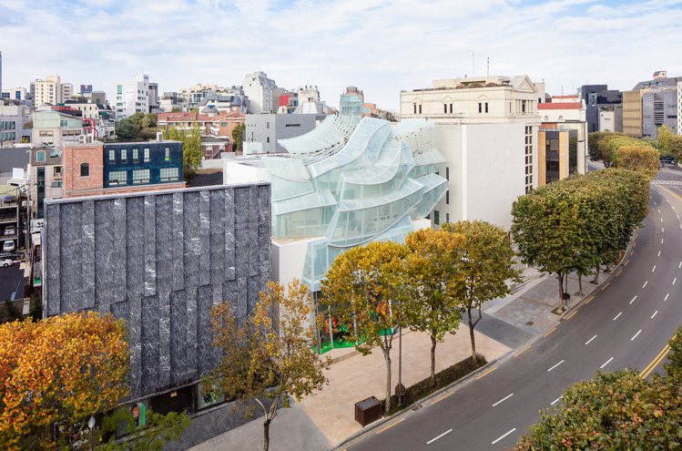 由建築大師法蘭克蓋瑞設計的首爾旗艦店，呼應路易威登基金會美術館的通透量體。圖／LV提供