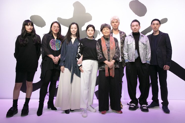 今年參與《讀衣IV》計畫的7位設計師，與董陽孜、馮亞敏合照。圖／團團文創提供