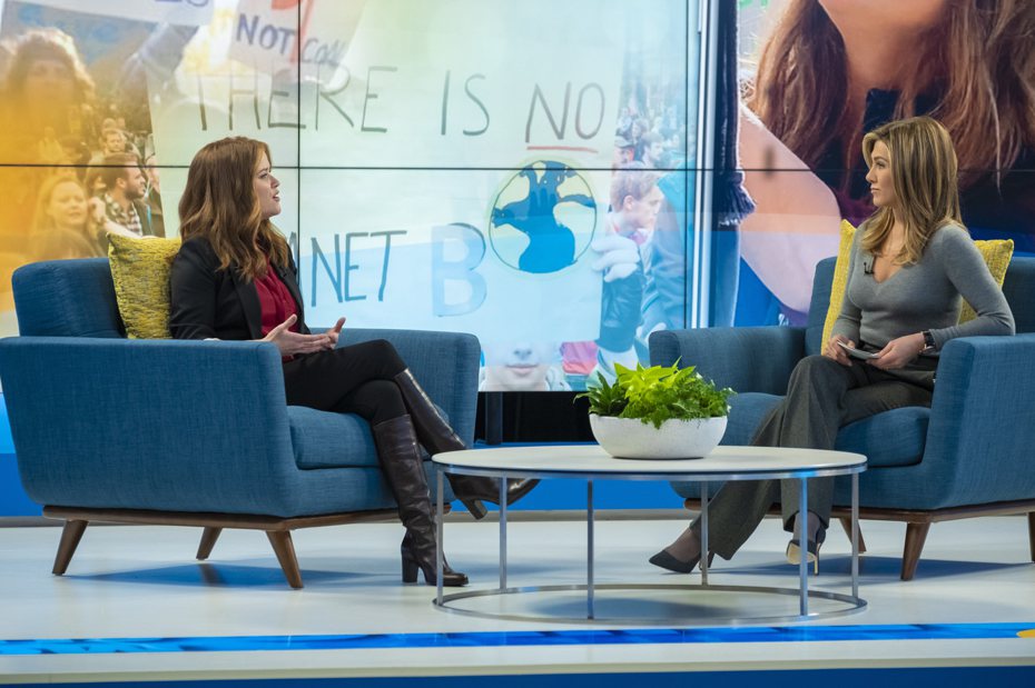 瑞絲薇絲朋（左）與珍妮佛安妮絲頓在「晨間直播秀」中言語交鋒的訪談，各自都展現出色演技。圖／APPLE TV+提供