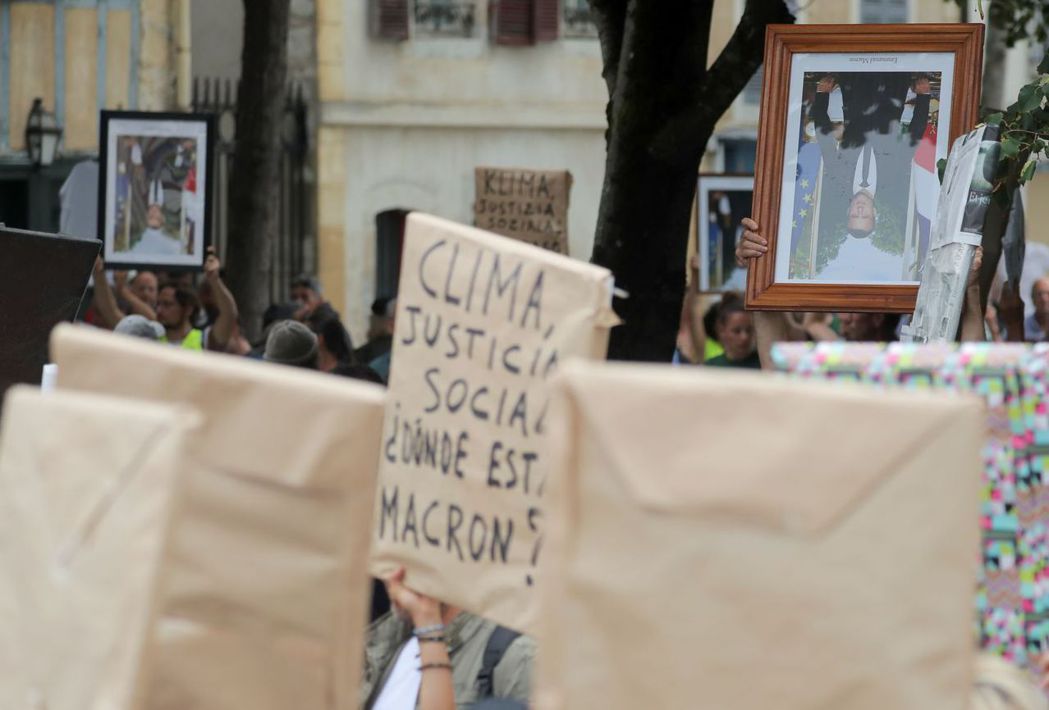 8月在法國比亞里茲G7會場附近的貝約納，示威者倒拿偷來的馬克宏玉照遊行。 （路透...