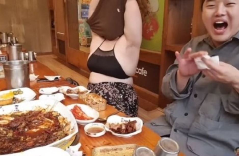 韓國女直播主在做「吃播」時，突然脫去上衣，秀出自己的「內在美」。圖取自／Nave...