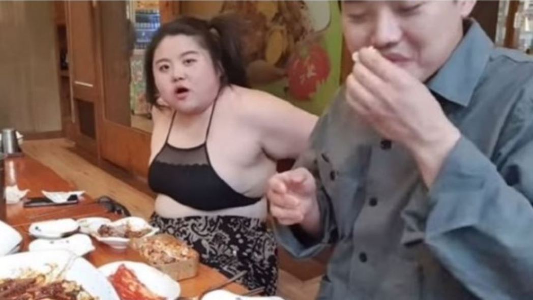 韓國女直播主在做「吃播」時，突然脫去上衣，秀出自己的「內在美」。圖取自／Nave...