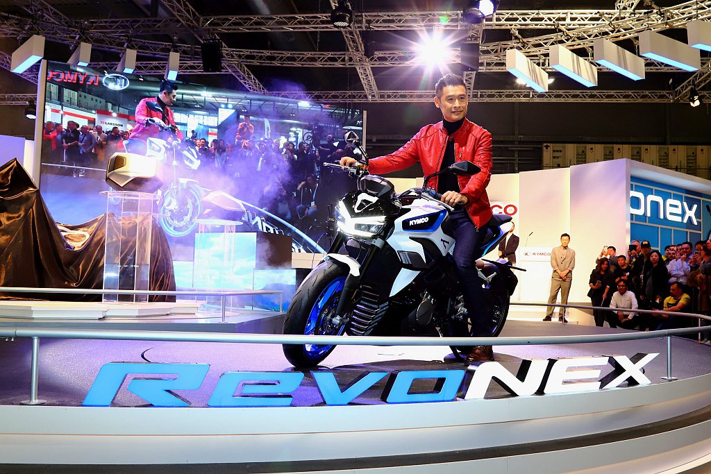 繼SuperNEX之後，光陽實業於米蘭車展再發表RevoNEX電動重機街跑，並預計在2021年量產上市。 記者張振群／攝影