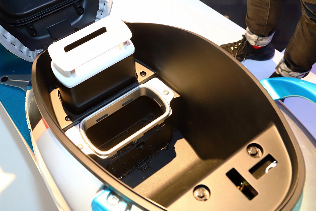 光陽i-One智慧電動機車搭載「擴充式電池槽」，能自由彈性調配續航力與置物空間。...