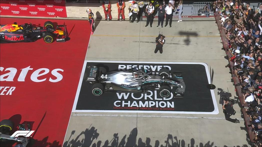 大會還特地弄一塊世界冠軍停車區給Hamilton。 摘自F1