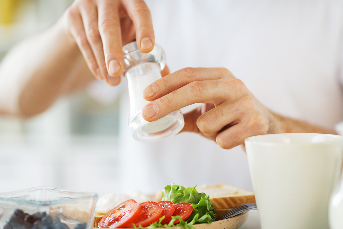飲食口味太鹹容易高血壓，甚至因此罹患心血管疾病，現在有1項新的研究表示，重口味飲食可能破壞體內TAU蛋白的濃度，造成認知能力下降。