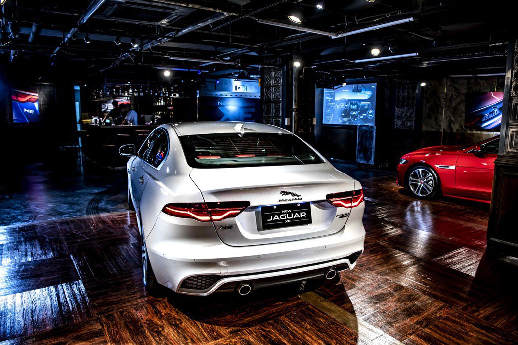 Jaguar XE車系領先級距的操控性能，源自F-TYPE純種跑車賽道基因。20...