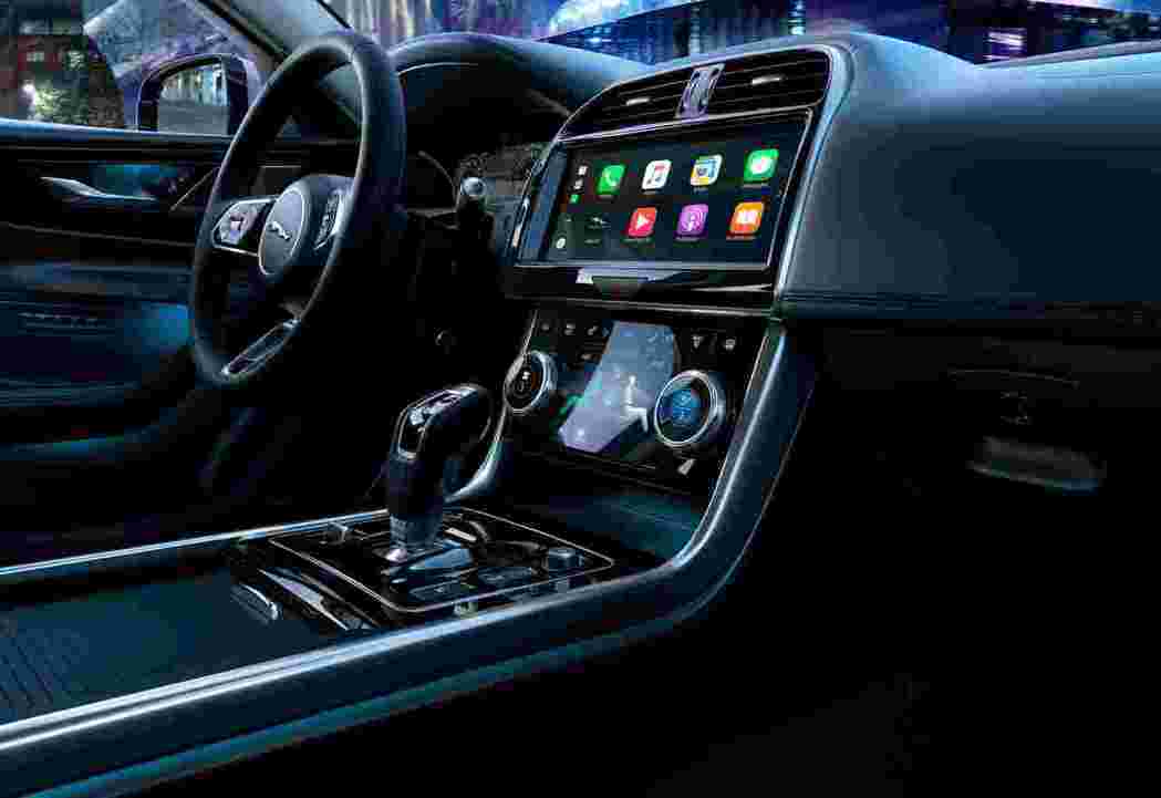 New Jaguar XE 擁有革新進化的跑車式座艙，延續Jaguar引以為傲的...