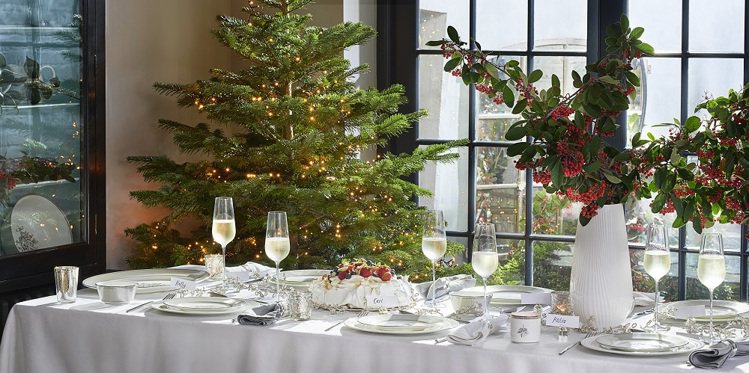 Wedgwood針對耶誕節，特別推出「銀白聖誕」新品餐瓷。圖／Wedgwood提供