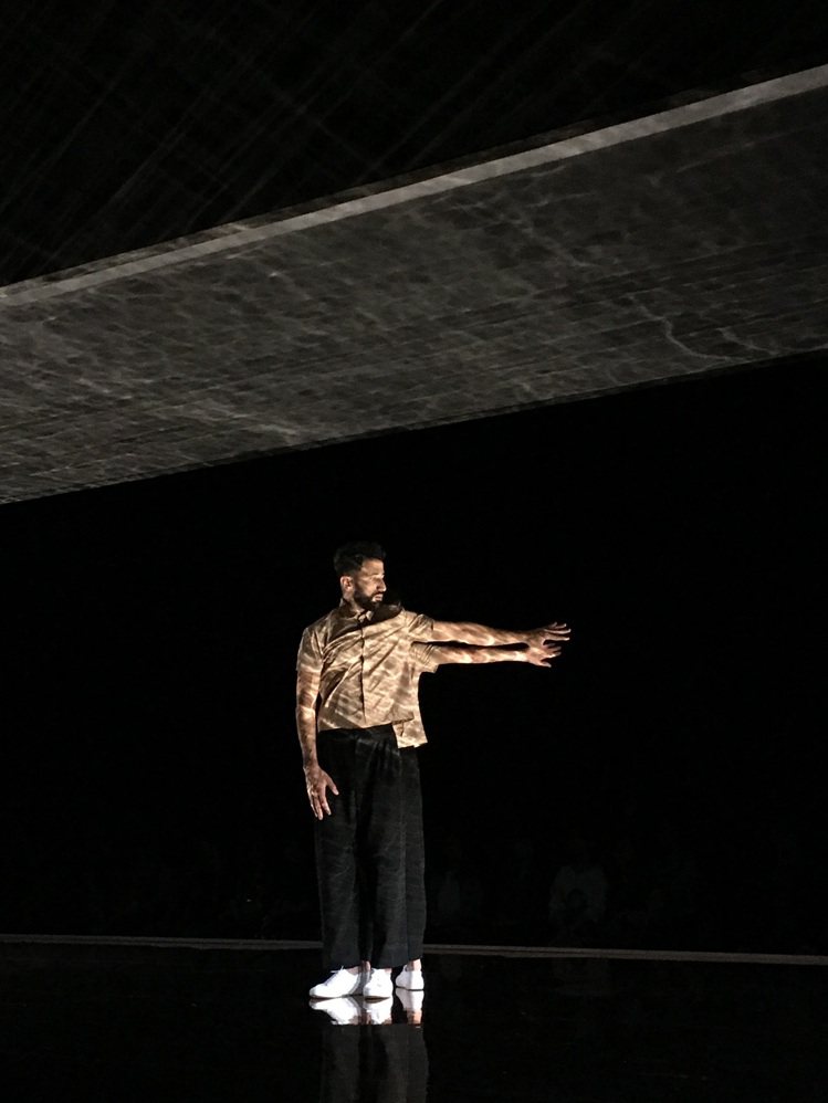 兩位主要舞者以肢體表現出互相糾纏、連結又分開的舞碼，象徵「流光鏈影」系列鏈飾的特點。記者吳曉涵／攝影