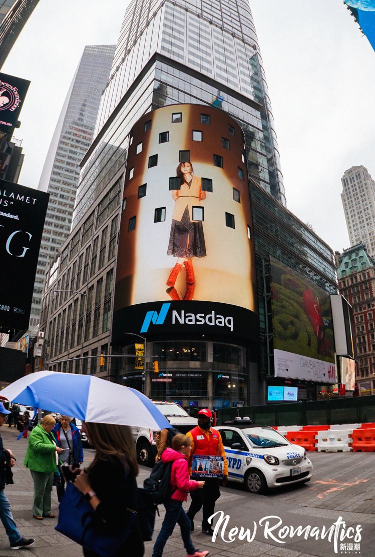 侯佩岑登上紐約時代廣場電子看板。圖／福隆經紀製作公司提供