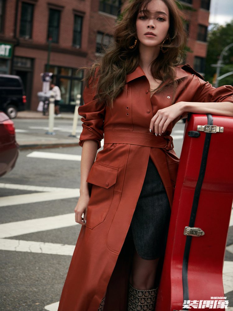 侯佩岑身穿SPORTMAX皮衣及牛仔裙、搭配Salvatore Ferragamo靴款和Chloé耳飾，在紐約街拍。圖／福隆經紀製作公司提供