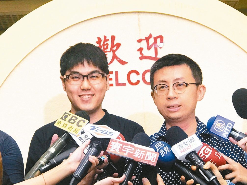 台北市議員邱威傑（右）成立「歡樂無法黨」，昨和共同創黨人「志祺七七」一起受訪。 ...