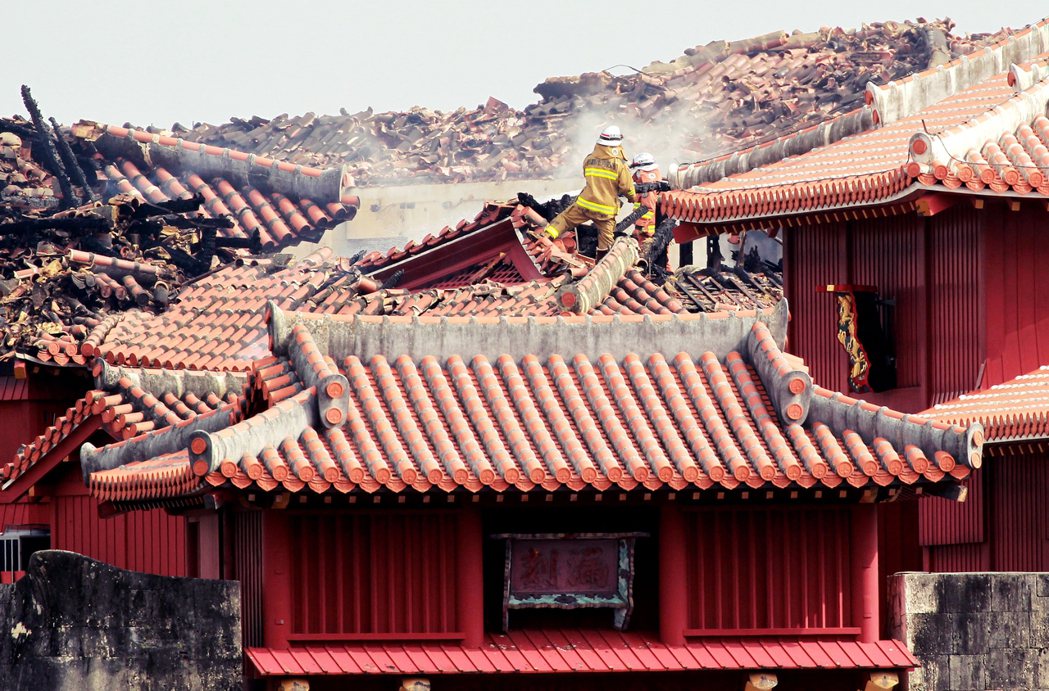 沖繩首里城大火災後已歷時一週，日本官方的初步調查，確認包含正殿在內共有9棟建築燒...