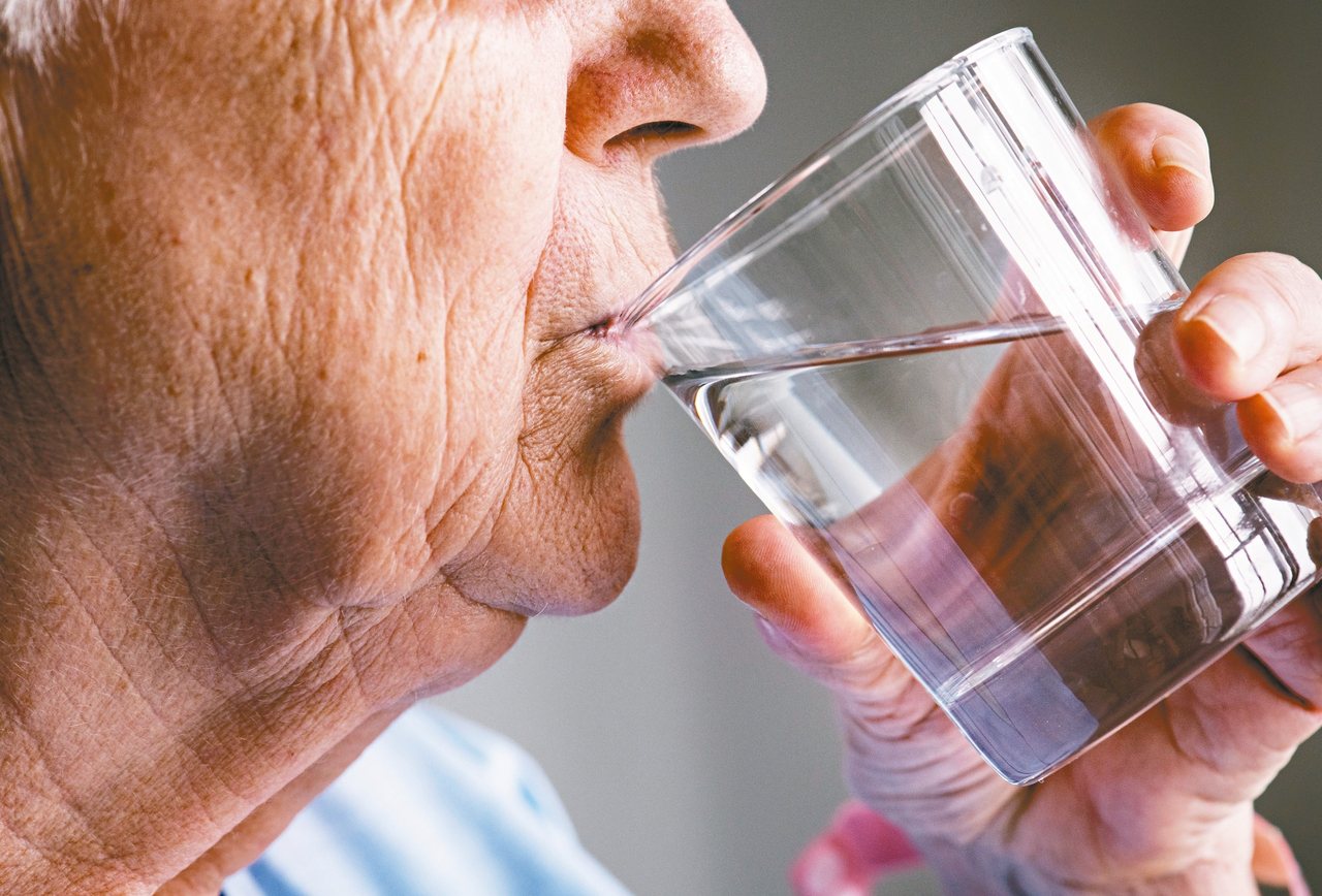 老年人應該慢慢喝水，避免嗆到，引發吸入性肺炎。<br />圖／123RF