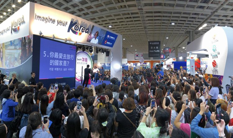 蘇志燮於11月8日出席台北國際旅展的韓國館活動，吸引大批粉絲。圖／韓國觀光公社提供