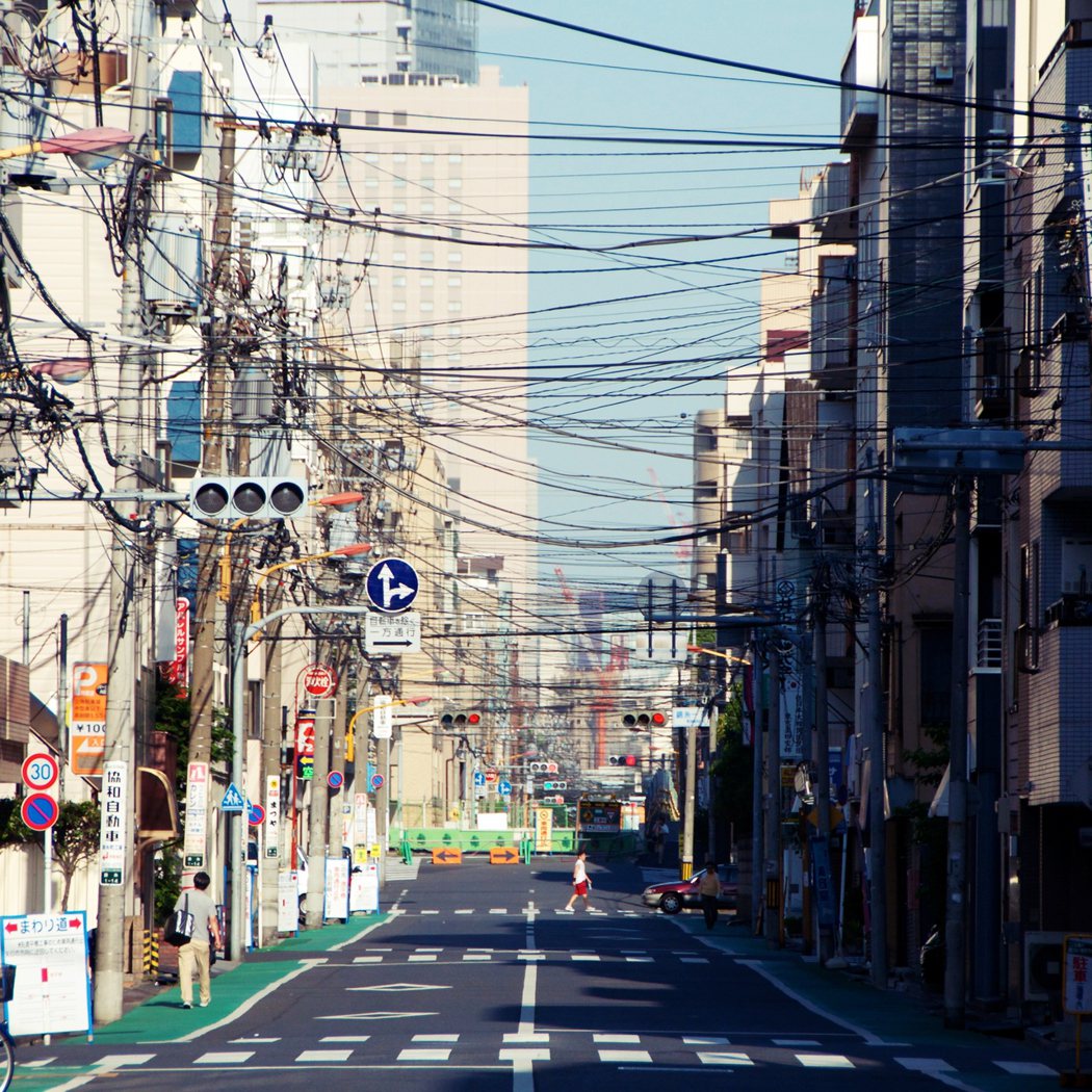 日本地狹人稠、巷弄狹小，架設電桿比起挖地下管線來得容易，遷就現況之下佈滿電桿的都...