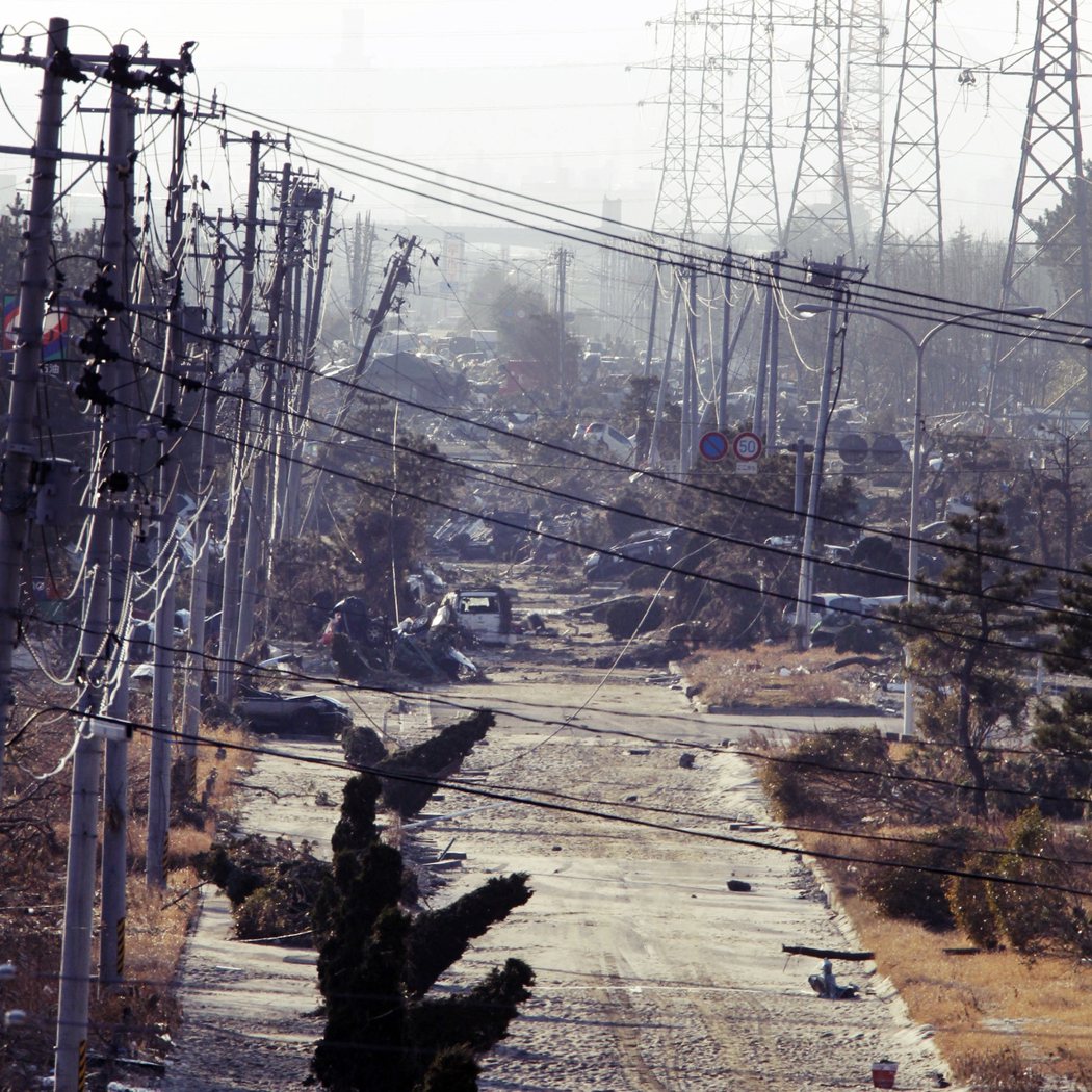 圖為2011年311大地震後的仙台。當時東日本大地震共造成5萬6,000根電桿（...