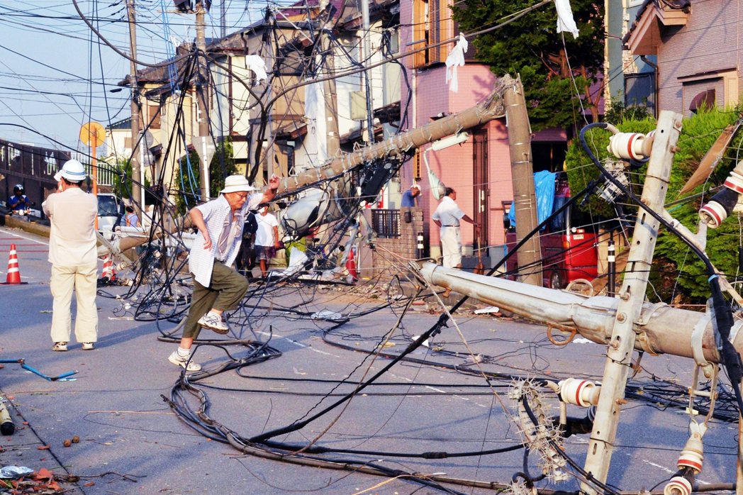 自1986年開始到1998年為止，全日本共有3,400公里長的電纜地下化。不過主...