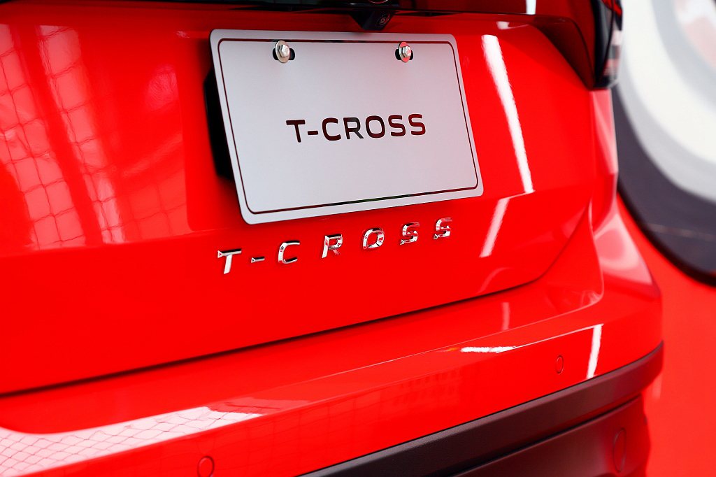 福斯T-Cross是Volkswagen首款車尾採用新設計中央鍍鉻車型銘牌的車款...