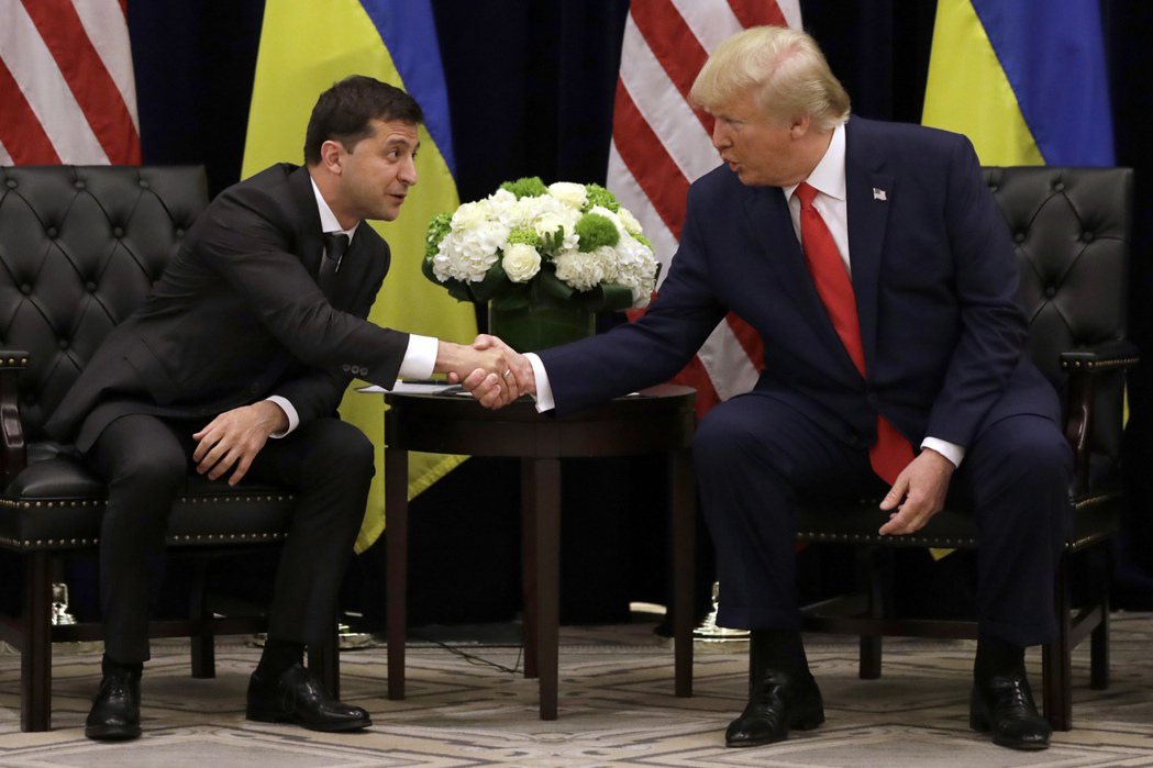 美國總統川普（右）和烏克蘭總統澤倫斯基（左）於9月紐約聯合國大會期間，在紐約巴克...