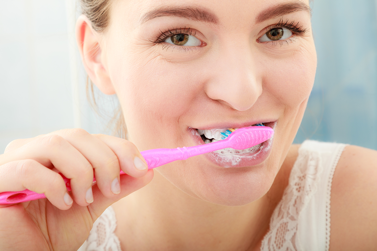 假使現在你刷牙的時間在三分鐘以下，就稍微延長刷牙時間幾分鐘，養成刷一次牙五分鐘的習慣。<br />圖／ingimage