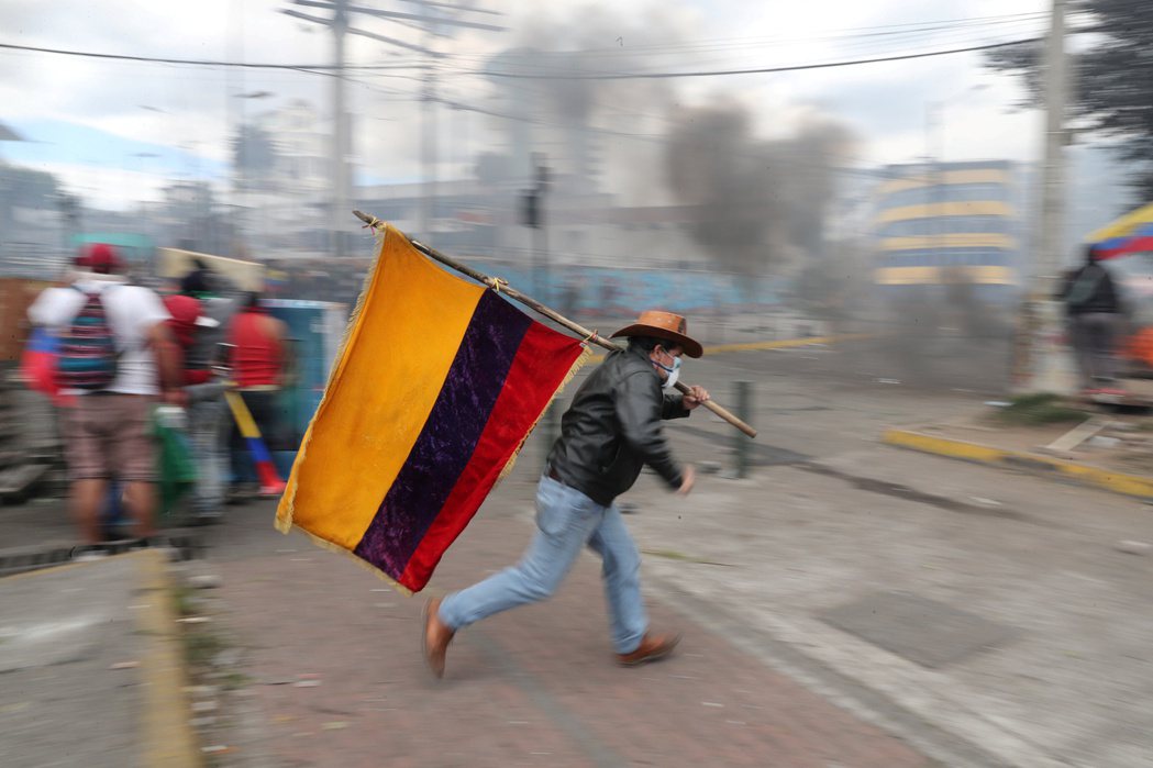 厄瓜多政府取消燃料補助政策，不滿的民眾上月在首都基多示威。（路透）
