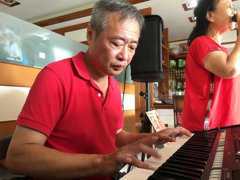 樂團團長與鍵盤手─吳德勝。 圖／陳雅玲攝影