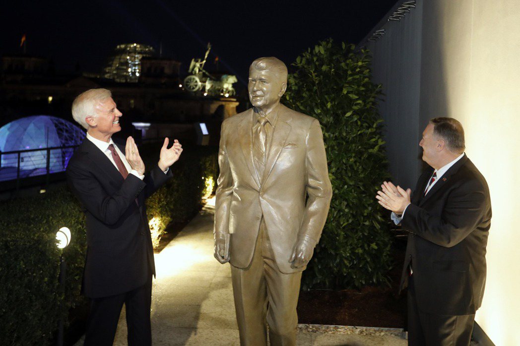 美國駐德國大使館為前總統雷根雕像舉行揭幕典禮。 圖／美聯社