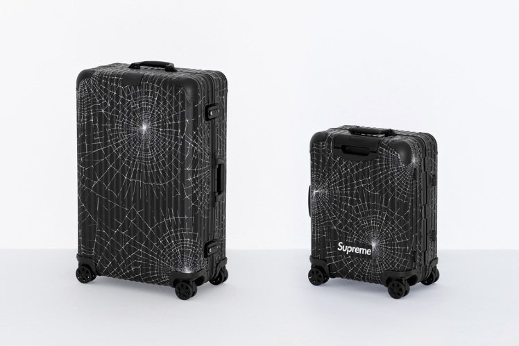RIMOWA與Supreme再次推出聯名的登機箱與31吋大型行李箱，採用黑色系為主搭配白色蜘蛛紋。圖／摘自Supreme官網