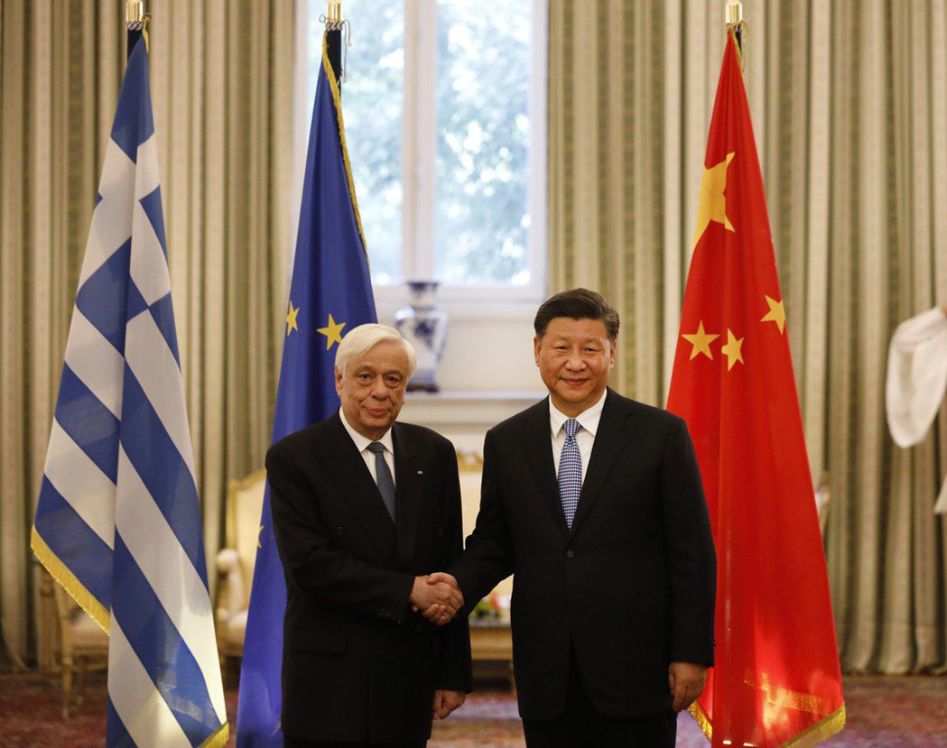 中國大陸國家主席習近平（右）十一日在希臘首都雅典，和希臘總統帕夫洛波洛斯（左）握...