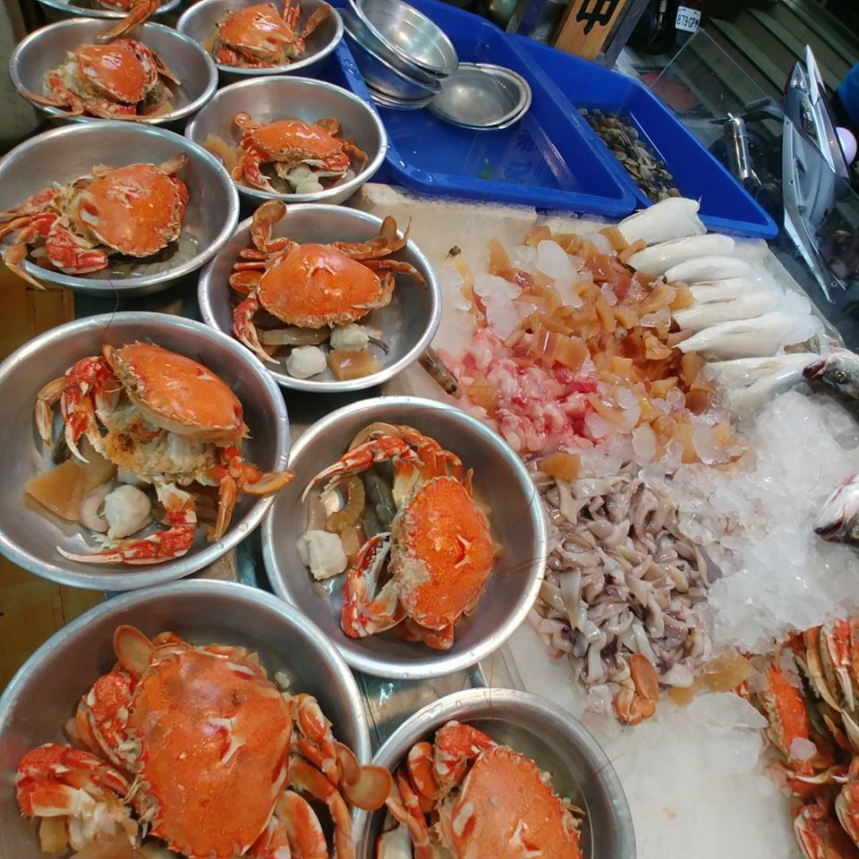 「鴻海產粥」螃蟹日買粥送蟹，總是很快搶購一空。