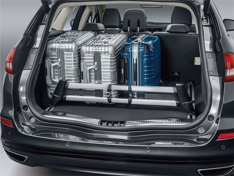 讓車室空間保持整齊－運用Ford Mondeo Wagon的行李廂分置桿，讓置物...