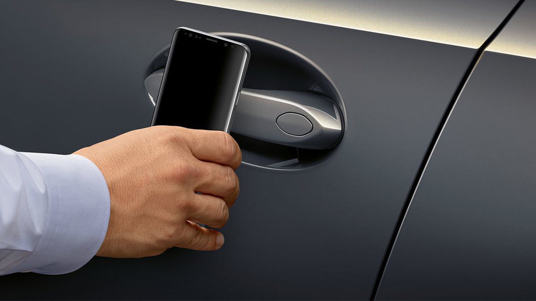 未來手機不再必須直接靠在車門把手上才能解鎖汽車，而可以方便地放在包包裡或口袋裡。 圖／BMW提供